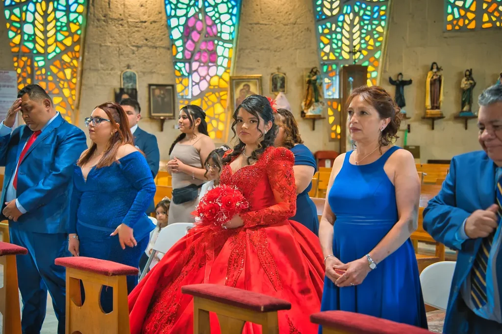 Quinceañera Valeria acompañada de su familia durante misa de acción de gracias en iglesia.