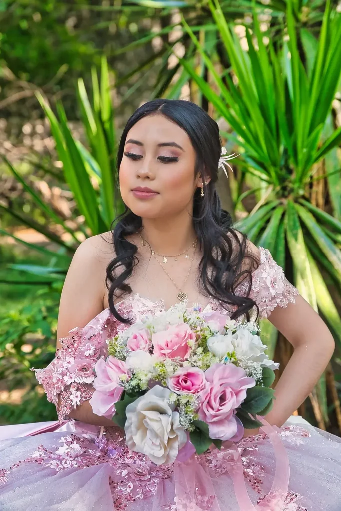Crystal con vestido rosa de XV años sosteniendo ramo floral durante sesión fotográfica en el Bosque de Tlalpan.