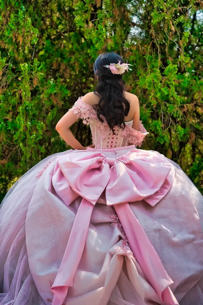 Vista trasera del vestido de quinceañera de Crystal durante sesión fotográfica en exteriores.