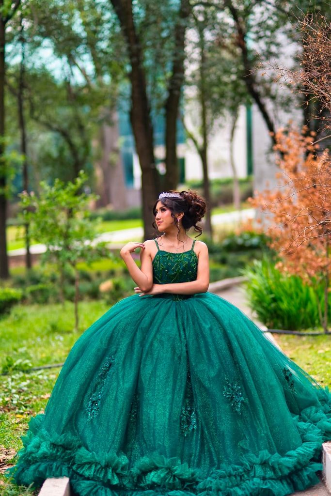 Quinceañera Fernanda en jardín del Complejo Cultural Los Pinos durante sesión profesional.