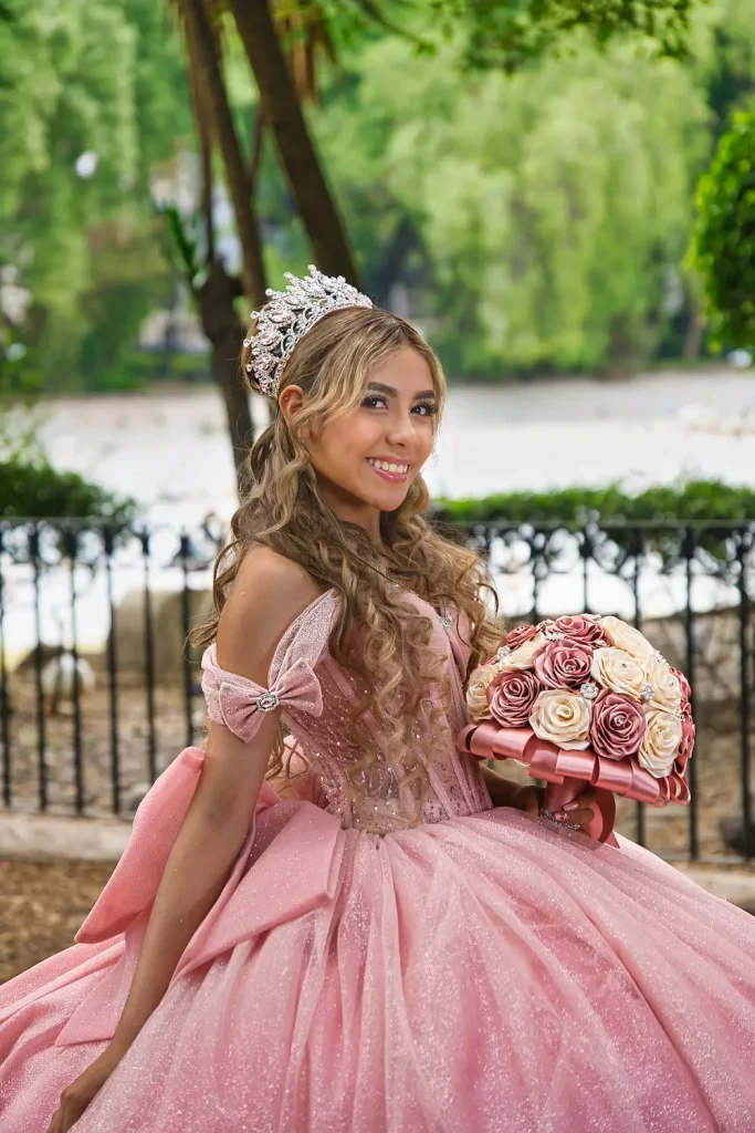 Quinceañera Megan posando con ramo floral y vestido rosa elegante en Parque México.