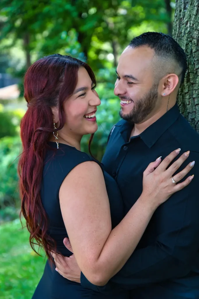 Brillyt y Armando compartiendo miradas de amor en una sesión de fotos de compromiso en Ciudad de México.