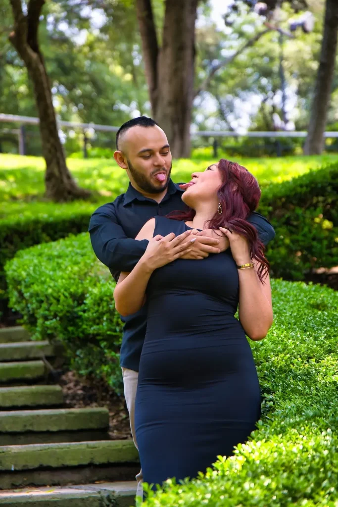Momento espontáneo lleno de sonrisas y cariño durante una sesión fotográfica para novios en exteriores.