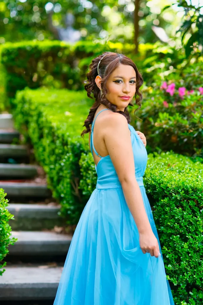 Dany caminando por escaleras de jardín en sesión de fotos para quince años.